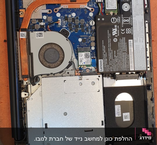 לוח אם של מחשב נייד עם רכיבים פנימיים גלויים